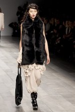 黒のバリエーションが圧巻、ジョン ロシャ(John Rocha)の2011年秋冬コレクション｜写真31