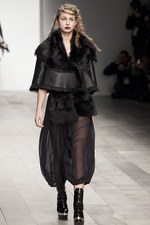 黒のバリエーションが圧巻、ジョン ロシャ(John Rocha)の2011年秋冬コレクション｜写真32