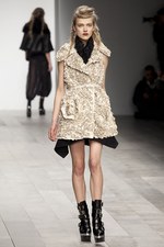 黒のバリエーションが圧巻、ジョン ロシャ(John Rocha)の2011年秋冬コレクション｜写真34