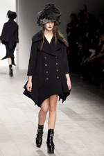 黒のバリエーションが圧巻、ジョン ロシャ(John Rocha)の2011年秋冬コレクション｜写真43