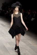 黒のバリエーションが圧巻、ジョン ロシャ(John Rocha)の2011年秋冬コレクション｜写真44