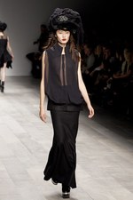 黒のバリエーションが圧巻、ジョン ロシャ(John Rocha)の2011年秋冬コレクション｜写真45