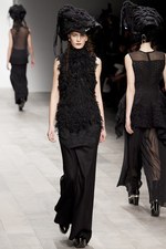 黒のバリエーションが圧巻、ジョン ロシャ(John Rocha)の2011年秋冬コレクション｜写真47