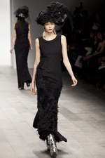黒のバリエーションが圧巻、ジョン ロシャ(John Rocha)の2011年秋冬コレクション｜写真48