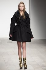 黒のバリエーションが圧巻、ジョン ロシャ(John Rocha)の2011年秋冬コレクション｜写真6