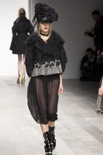 黒のバリエーションが圧巻、ジョン ロシャ(John Rocha)の2011年秋冬コレクション｜写真8