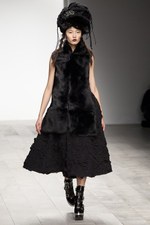 黒のバリエーションが圧巻、ジョン ロシャ(John Rocha)の2011年秋冬コレクション｜写真9