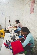 ヴィヴィアン・ウエストウッドのエスニックな雰囲気漂うアフリカバッグコレクション、新宿で発売｜写真4