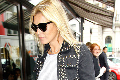 ケイト・モス｜サンローランのジャケットを着用した、ケイト・モスをキャッチ！カジュアルロックなスタイルを披露