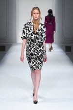 エスカーダ 2015-16年秋冬コレクション - 出産を経た山田優、ブロンドヘアーでランウェイに登場｜写真9