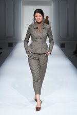 エスカーダ 2015-16年秋冬コレクション - 出産を経た山田優、ブロンドヘアーでランウェイに登場｜写真16