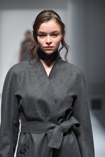 エスカーダ 2015-16年秋冬コレクション - 出産を経た山田優、ブロンドヘアーでランウェイに登場｜写真18