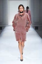 エスカーダ 2015-16年秋冬コレクション - 出産を経た山田優、ブロンドヘアーでランウェイに登場｜写真19