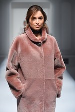 エスカーダ 2015-16年秋冬コレクション - 出産を経た山田優、ブロンドヘアーでランウェイに登場｜写真20