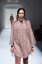 エスカーダ 2015-16年秋冬コレクション - 出産を経た山田優、ブロンドヘアーでランウェイに登場｜写真26