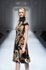 エスカーダ 2015-16年秋冬コレクション - 出産を経た山田優、ブロンドヘアーでランウェイに登場｜写真30