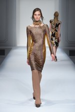 エスカーダ 2015-16年秋冬コレクション - 出産を経た山田優、ブロンドヘアーでランウェイに登場｜写真31