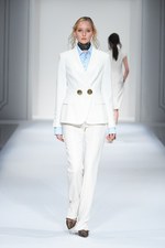 エスカーダ 2015-16年秋冬コレクション - 出産を経た山田優、ブロンドヘアーでランウェイに登場｜写真33