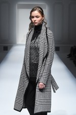 エスカーダ 2015-16年秋冬コレクション - 出産を経た山田優、ブロンドヘアーでランウェイに登場｜写真44