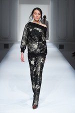 エスカーダ 2015-16年秋冬コレクション - 出産を経た山田優、ブロンドヘアーでランウェイに登場｜写真45