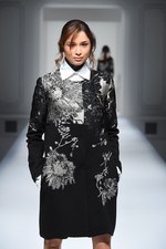 エスカーダ 2015-16年秋冬コレクション - 出産を経た山田優、ブロンドヘアーでランウェイに登場｜写真47