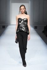 エスカーダ 2015-16年秋冬コレクション - 出産を経た山田優、ブロンドヘアーでランウェイに登場｜写真48