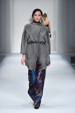 エスカーダ 2015-16年秋冬コレクション - 出産を経た山田優、ブロンドヘアーでランウェイに登場｜写真49