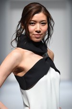 エスカーダ 2015-16年秋冬コレクション - 出産を経た山田優、ブロンドヘアーでランウェイに登場｜写真60