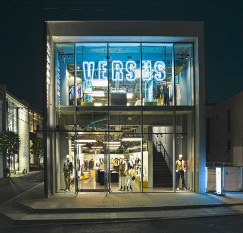 ヴェルサス ヴェルサーチが青山に日本初の直営店をオープン | 写真