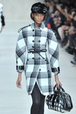 世界同時ストリーミングされたバーバリー プローサム(Burberry Prosum)の2011-12年秋冬コレクション｜写真75