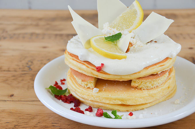 カフェ アクイーユから新作「シチリア産レモン・ココナッツのパンケーキ」限定発売 | 写真