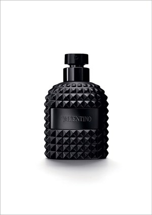 ヴァレンティノ ウオモ ノワール エディション」発売、セクシー