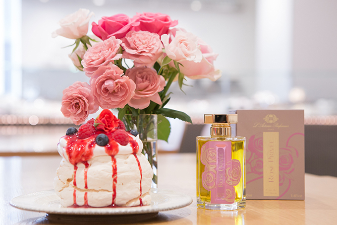 ラルチザン パフュームの新作香水「ローズ プリヴェ」コラボメニューをローズベーカリー銀座で提供 | 写真