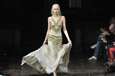 コケティッシュでラグジュアリーなドレスの饗宴 ジュリアン マクドナルド(Julien Macdonald)、2011年秋冬コレクション