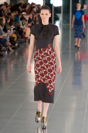 あでやかで上品なジョナサンサンダース(JONATHAN SAUNDERS)、2011-12年秋冬コレクション｜写真22