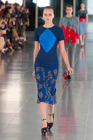 あでやかで上品なジョナサンサンダース(JONATHAN SAUNDERS)、2011-12年秋冬コレクション｜写真23