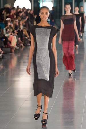 あでやかで上品なジョナサンサンダース(JONATHAN SAUNDERS)、2011-12年秋冬コレクション｜写真33
