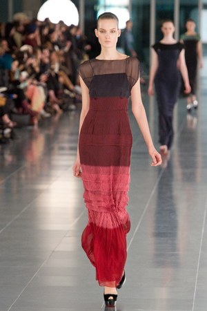 あでやかで上品なジョナサンサンダース(JONATHAN SAUNDERS)、2011-12年秋冬コレクション｜写真34