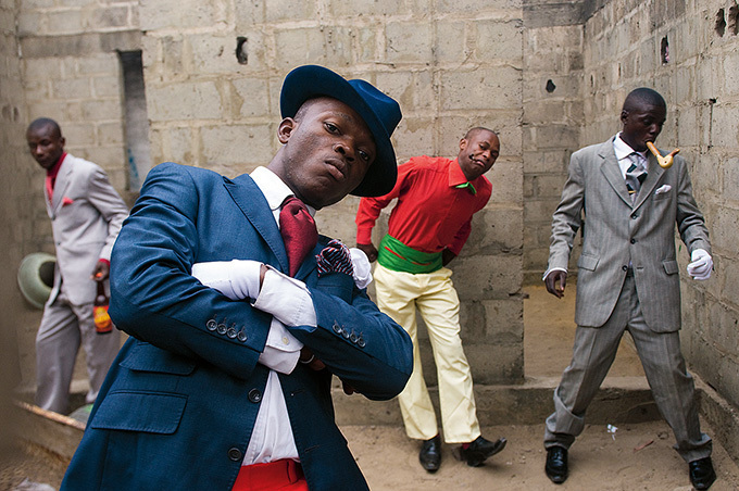 お洒落に全てを懸けるコンゴのファッショニスタ集団「サプール」の写真集が発売 | 写真