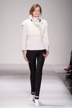 イタリア・ファッションの最高峰、ジャンフランコフェレ(GIANFRANCO FERRE)、2011-2012年秋冬コレクション｜写真22