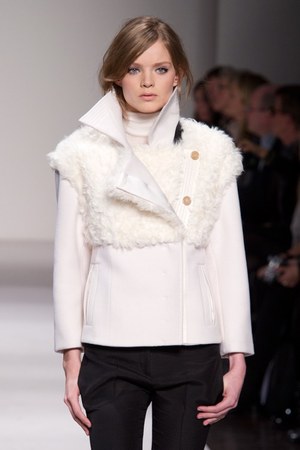 イタリア・ファッションの最高峰、ジャンフランコフェレ(GIANFRANCO FERRE)、2011-2012年秋冬コレクション｜写真23