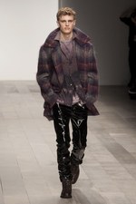 暗い時代を力強く生きる男性像を見せたジェームス ロング(James Long)の2011-12年秋冬コレクション｜写真1