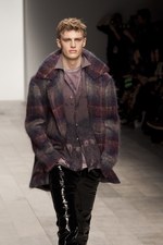 暗い時代を力強く生きる男性像を見せたジェームス ロング(James Long)の2011-12年秋冬コレクション｜写真2