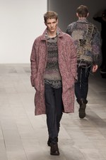 暗い時代を力強く生きる男性像を見せたジェームス ロング(James Long)の2011-12年秋冬コレクション｜写真4