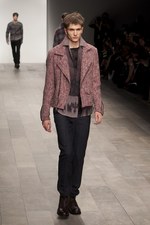暗い時代を力強く生きる男性像を見せたジェームス ロング(James Long)の2011-12年秋冬コレクション｜写真7