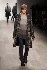 暗い時代を力強く生きる男性像を見せたジェームス ロング(James Long)の2011-12年秋冬コレクション｜写真10