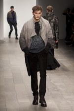 暗い時代を力強く生きる男性像を見せたジェームス ロング(James Long)の2011-12年秋冬コレクション｜写真11