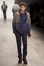 暗い時代を力強く生きる男性像を見せたジェームス ロング(James Long)の2011-12年秋冬コレクション｜写真12