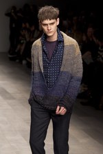 暗い時代を力強く生きる男性像を見せたジェームス ロング(James Long)の2011-12年秋冬コレクション｜写真13