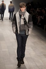 暗い時代を力強く生きる男性像を見せたジェームス ロング(James Long)の2011-12年秋冬コレクション｜写真14